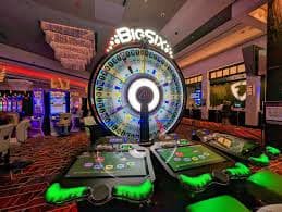 Pemain menikmati permainan Live Casino dengan dealer langsung di ok4d